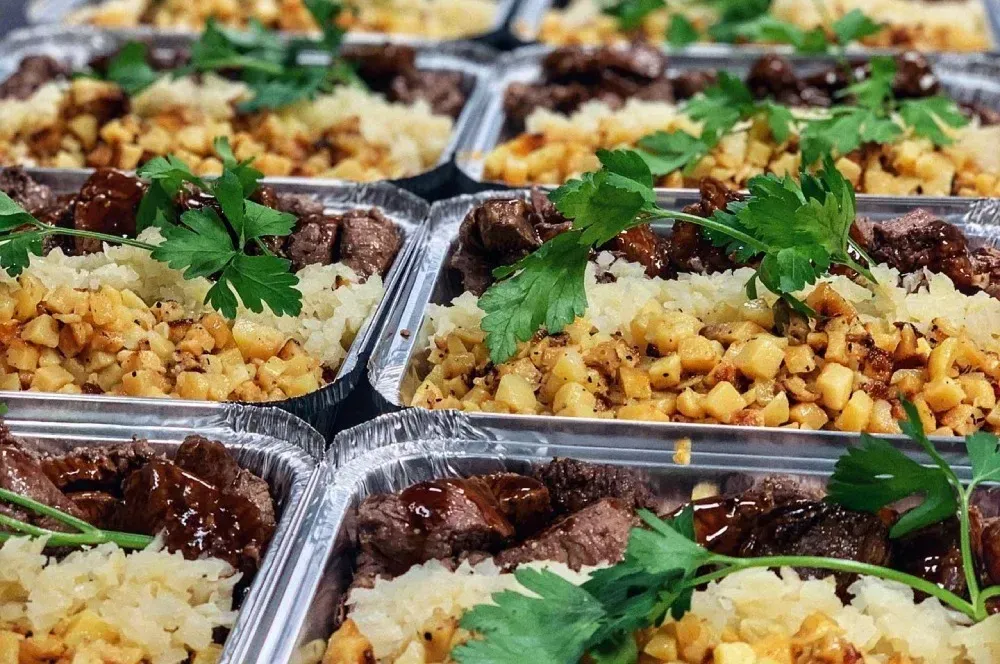 Cateringbrickor med kött, ris och grönt från Willy Ohlssons eftr.