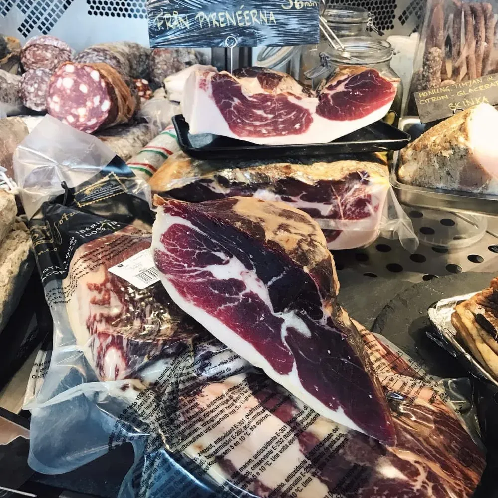 Charkdisken med lufttorkade skinkor, salami och korvar