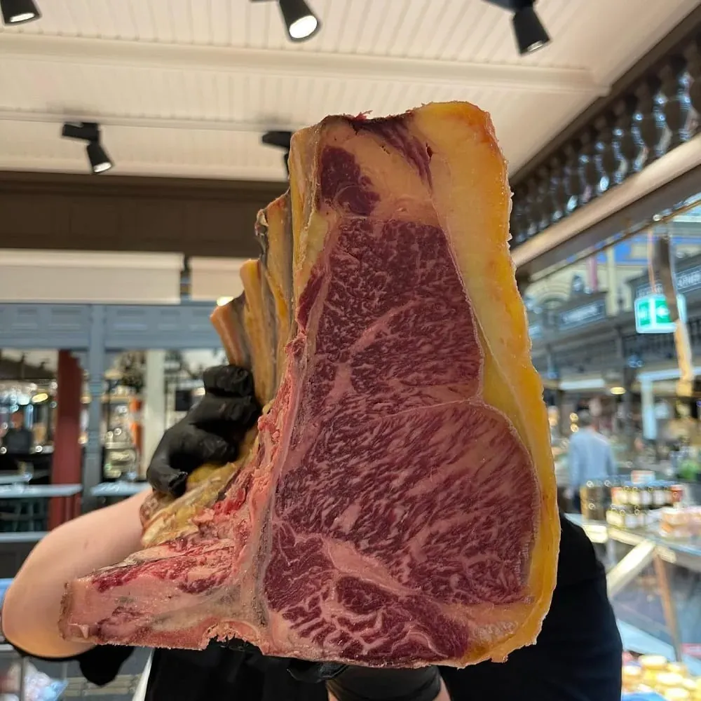 En bit guldkött med ben och fettkappa efter åtta veckors mörning