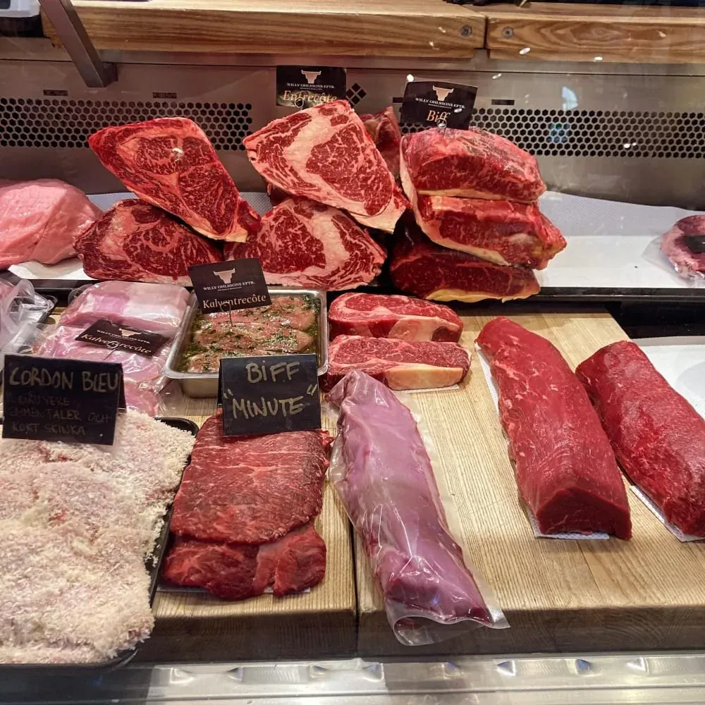 Köttdisken hos Willy Ohlssons eftr. med entrecôte, oxfilé och andra styckdetaljer uppdukade