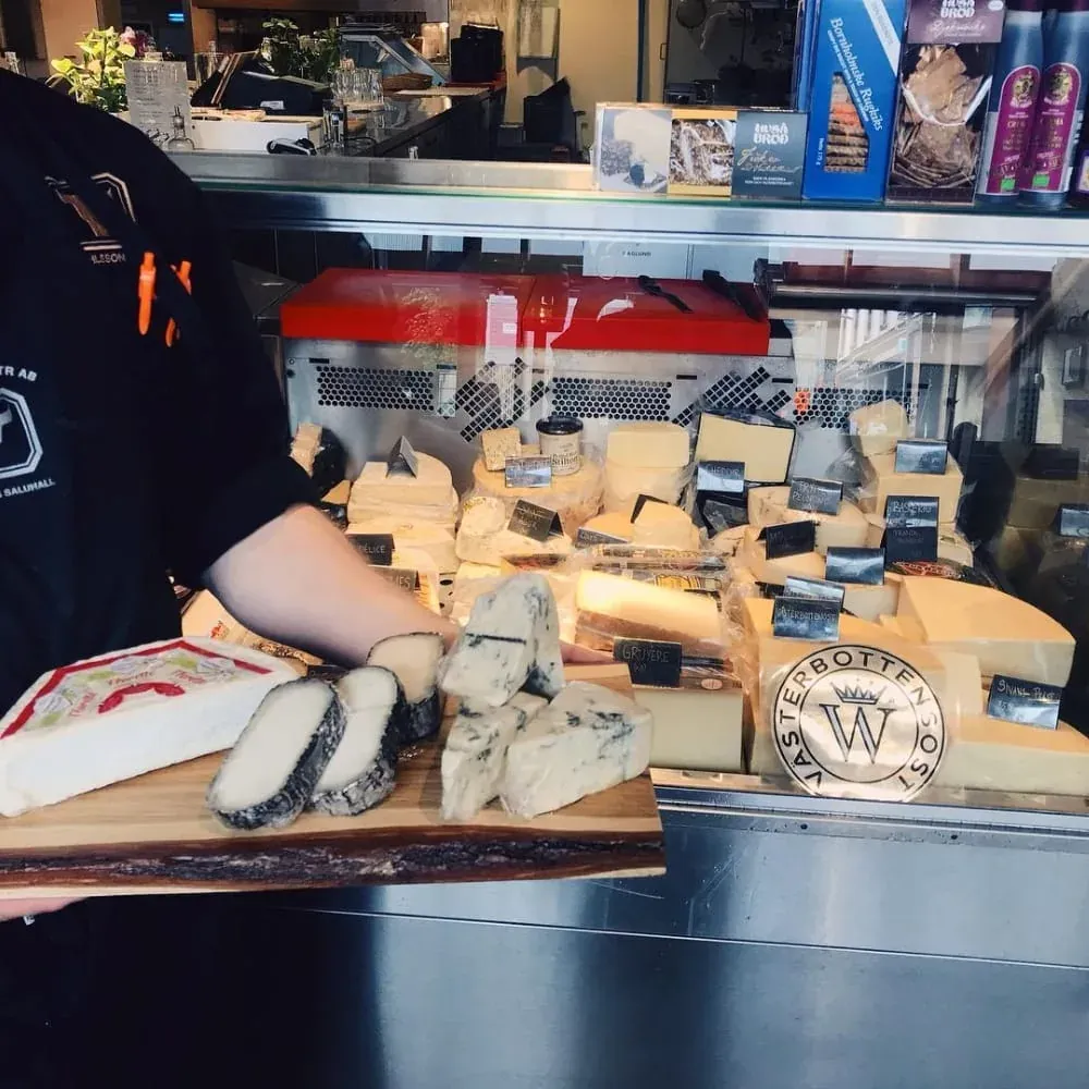 Ostdisken hos Willy Ohlssons eftr. med ett urval hård- och dessertostar