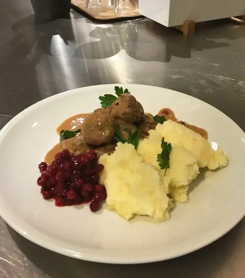 Köttbullar med potatismos, gräddsås och rårörda lingon
