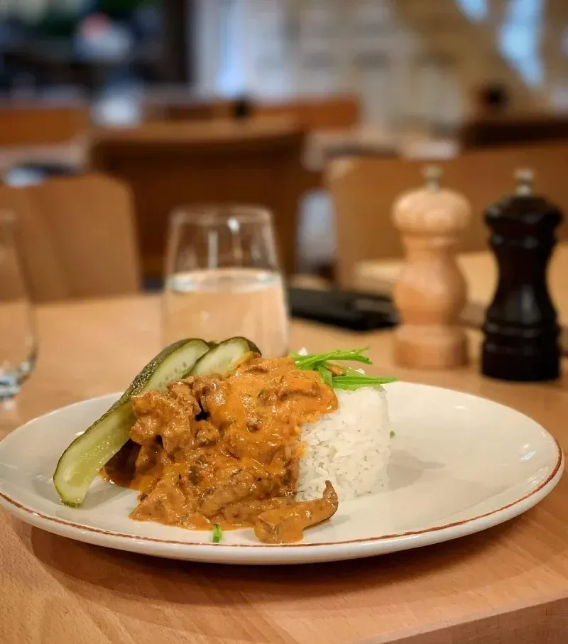 Biff Stroganoff serverad med ris och inlagd gurka